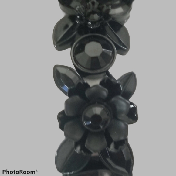 Vera Wang Jewelry - Vera Wang (NWOT) black faux jewel flower bracelet